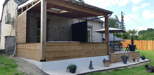 Terrasse et bardage Gîte à Saint-Germain-les-Vergnes